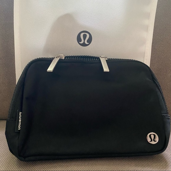 *SOLD* NWT LARGE BLACK Lululemon Everywhere Belt Bag - Picture 2 of 8